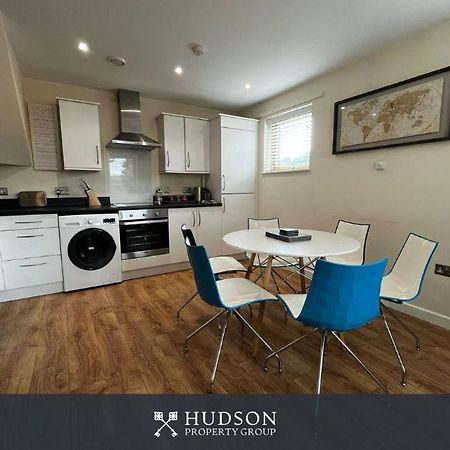 Three Bedroom Townhouse With Parking Telford Extérieur photo