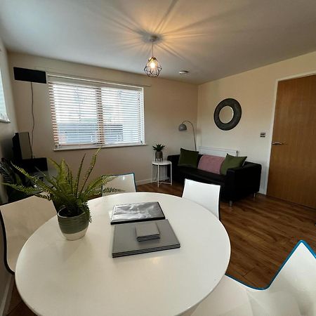 Three Bedroom Townhouse With Parking Telford Extérieur photo