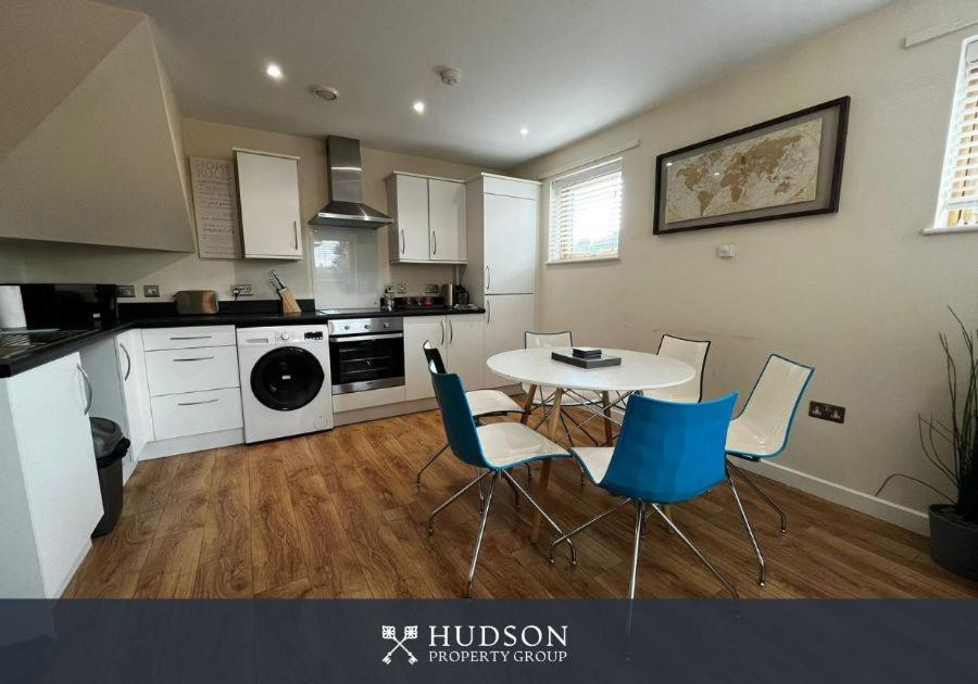 Three Bedroom Townhouse With Parking Telford Extérieur photo