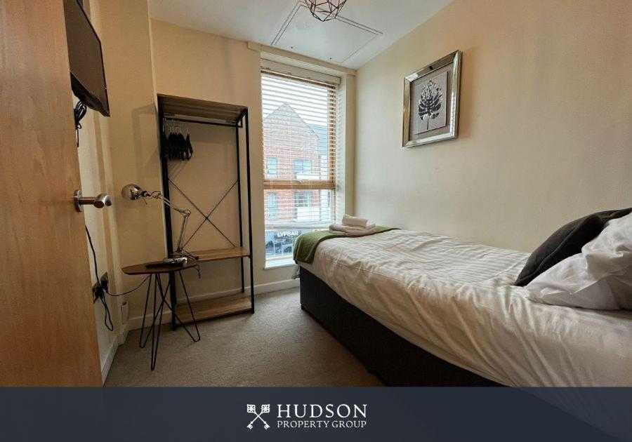 Three Bedroom Townhouse With Parking Telford Extérieur photo