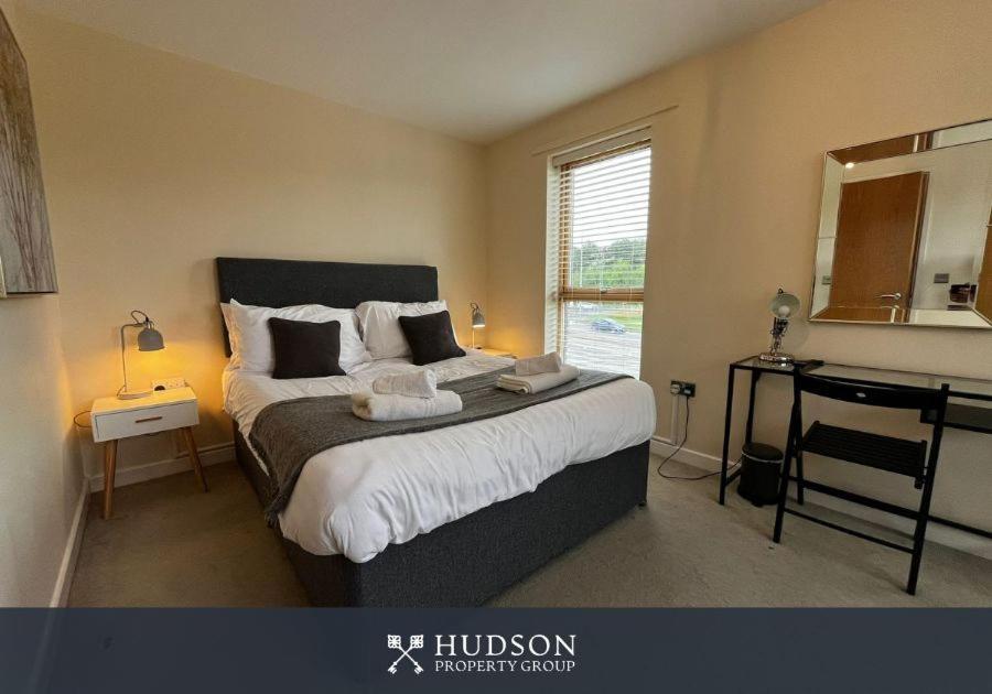 Three Bedroom Townhouse With Parking Telford Extérieur photo