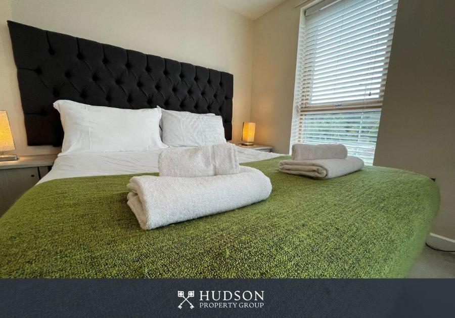 Three Bedroom Townhouse With Parking Telford Extérieur photo