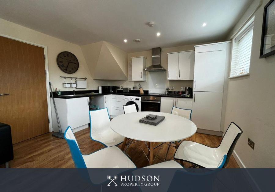 Three Bedroom Townhouse With Parking Telford Extérieur photo