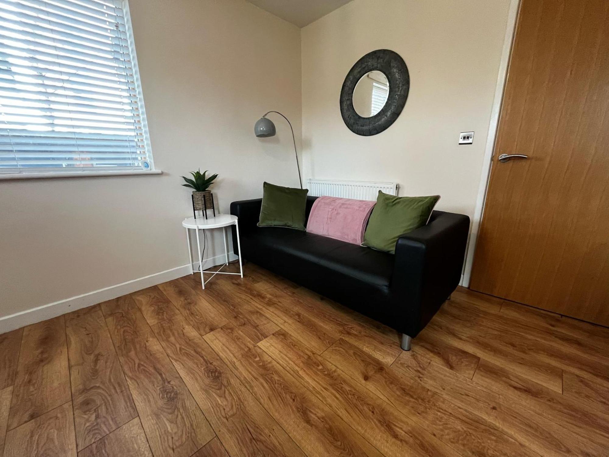 Three Bedroom Townhouse With Parking Telford Extérieur photo