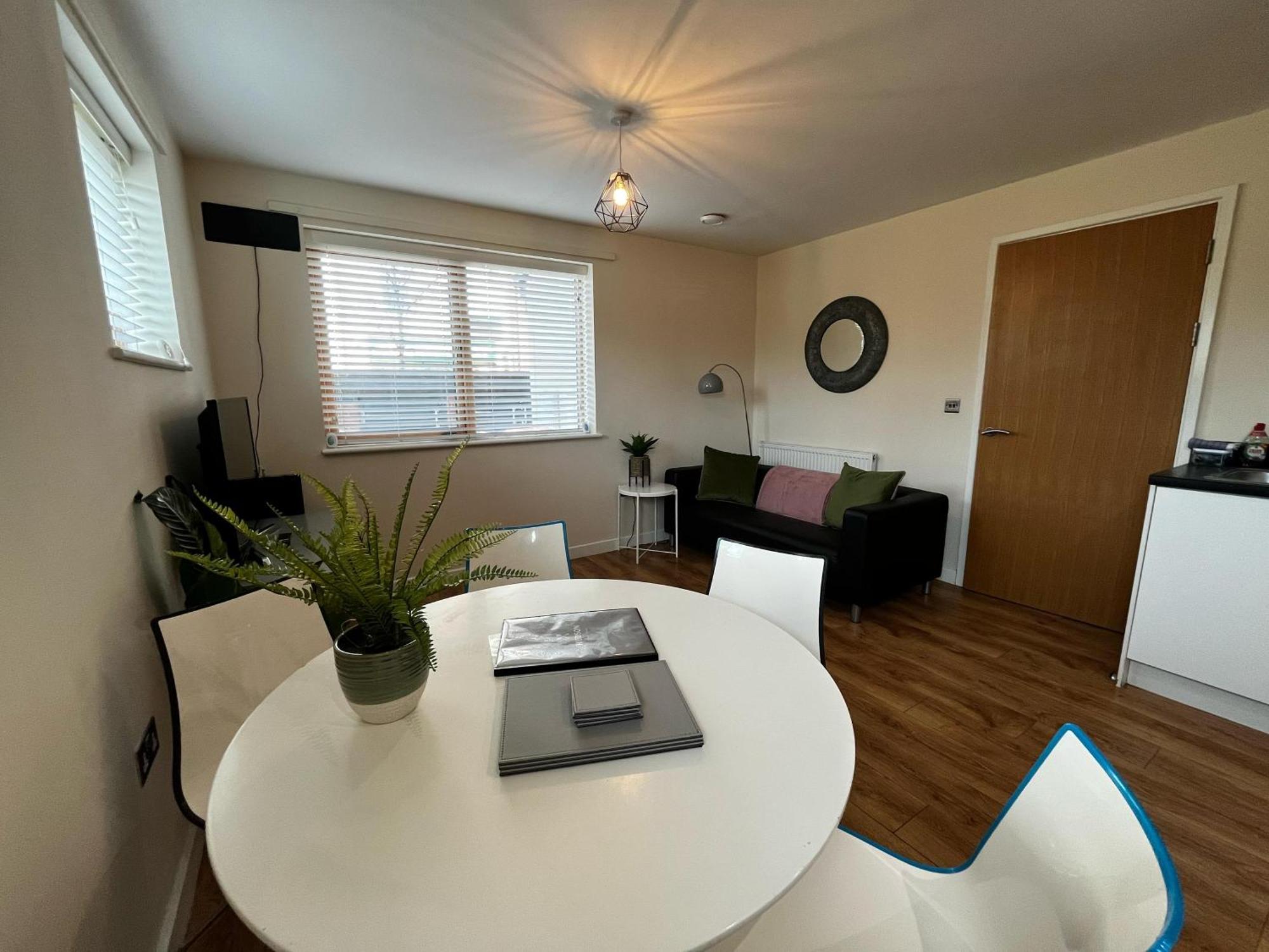 Three Bedroom Townhouse With Parking Telford Extérieur photo